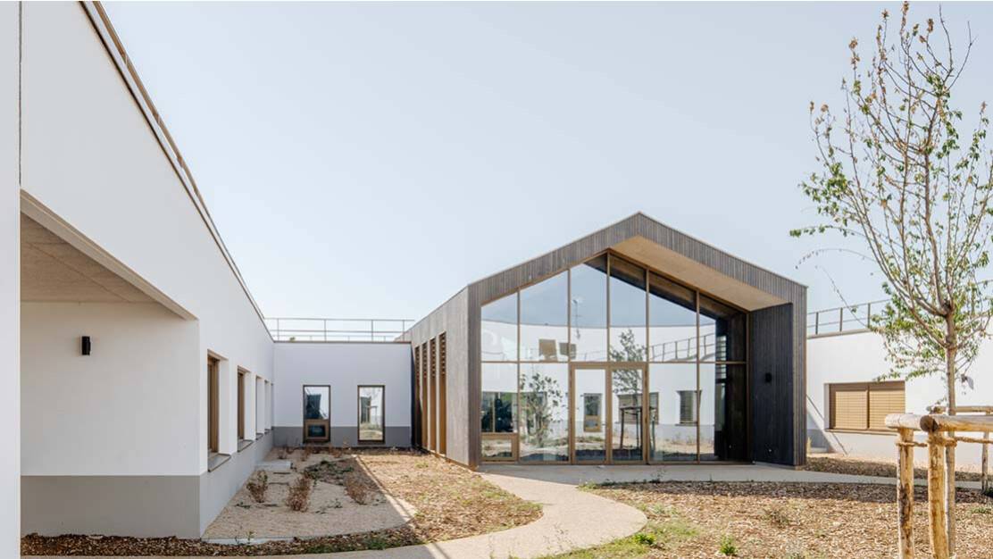 Hall entrée lumineux avec mur rideau aluminium et architecture bois.jpg