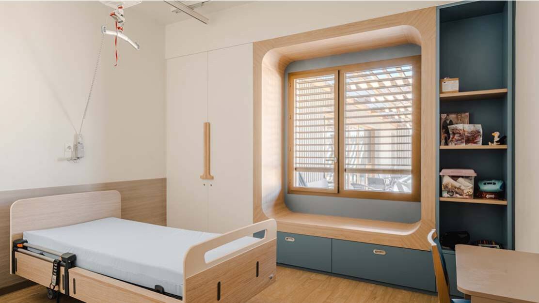 Détail des menuiseries aluminium teinte champagne et protections solaires.jpg